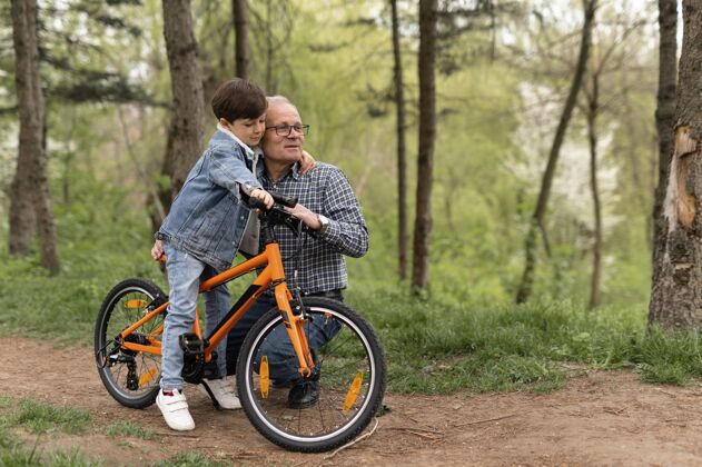 人爷爷教他的孙子怎么骑自行车男性世代自行车