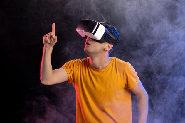 一帅哥在黑暗的表面上玩虚拟现实游戏成人人男人