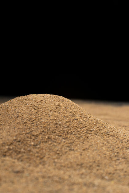 沙子黑墙上有棕色的沙子自然纹理特写