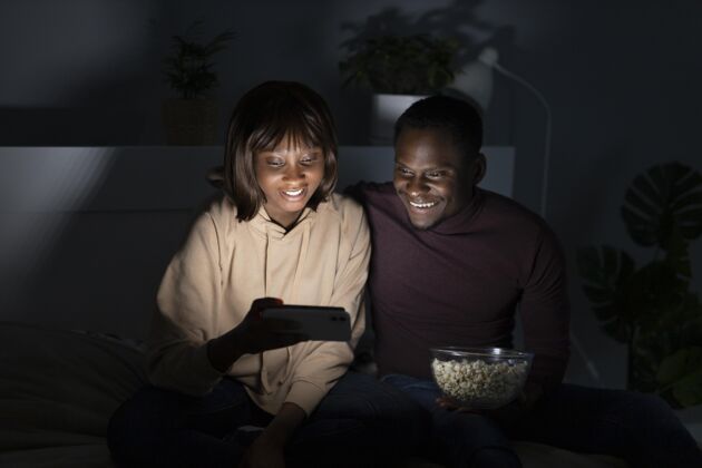 订阅一对非洲裔美国夫妇在家里一起看netflix观看舒适系列