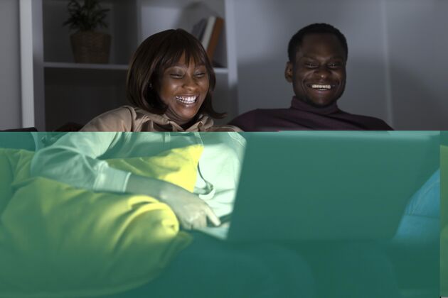 Netflix夫妻俩一起在家看网飞舒适电影观看