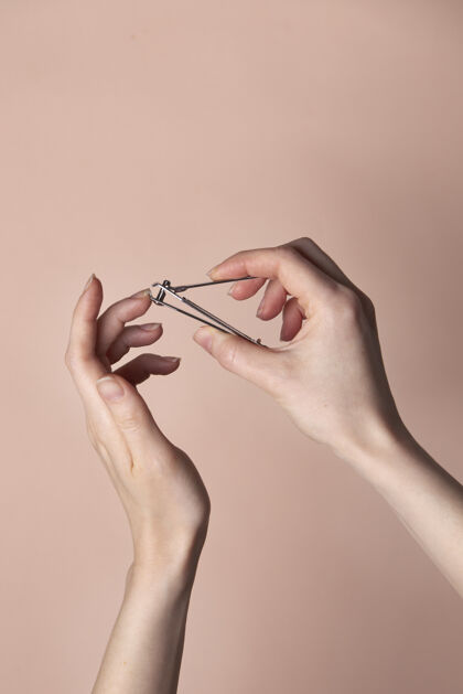 静物前视图：女人在照顾她的指甲女性美容健康