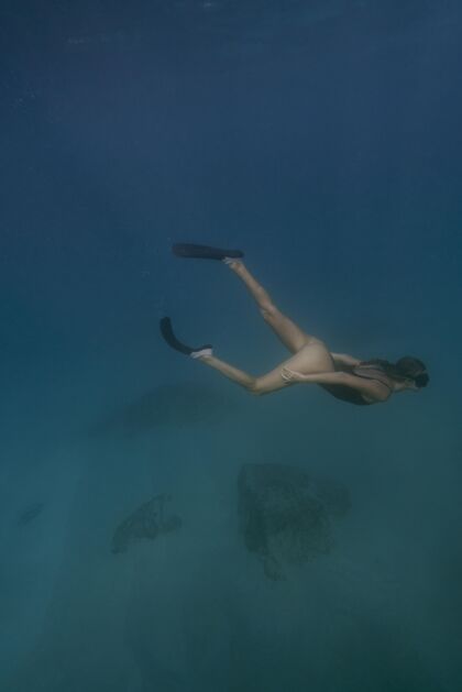 海洋戴着潜水器在海里游泳的女人水水下女子