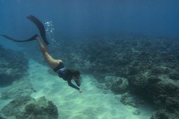 水肺潜水女子水下自由跳水游泳水女子