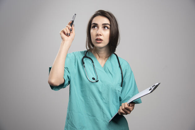 疾病带着剪贴板思考手术的女医生高质量照片女性工作成人