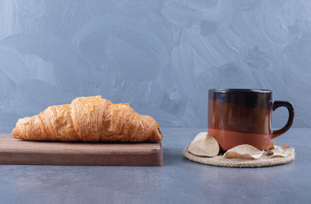 午餐牛角面包配咖啡木板上的法式牛角面包和一杯浓咖啡摩卡咖啡早餐木头