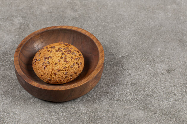小吃自制饼干放在灰色的木碗里美味香草格兰诺拉麦片