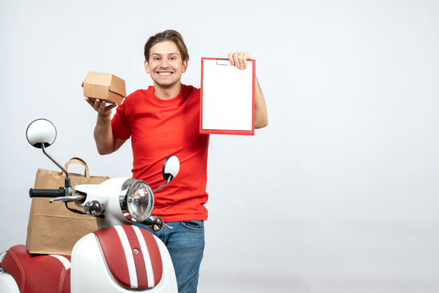 运动顶视图中的快乐送货员身穿红色制服 站在滑板车旁 手持订单和文件 背景为白色3d购物者红色