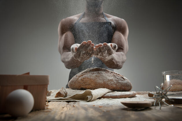 刀非洲裔美国人的特写镜头：在木桌上烹调新鲜的谷类食品 面包 麸皮美味的食物 营养 工艺制品无麸质食品 健康的生活方式 有机和安全的制造手工制作面筋营养新鲜
