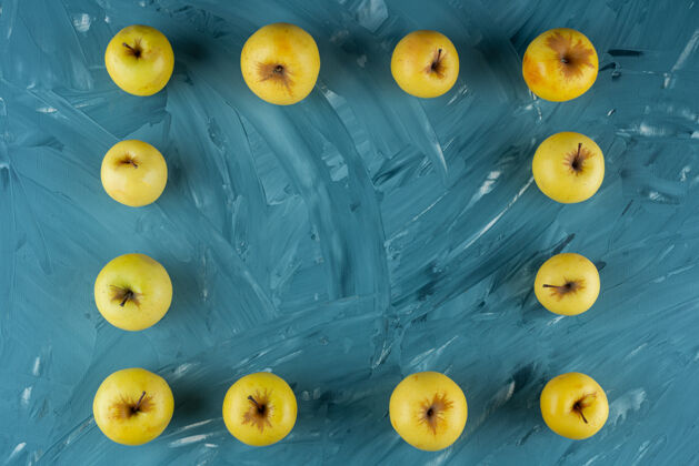 健康一套新鲜的黄色水果放在蓝色的背景上新鲜有机水果