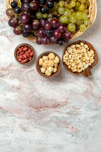 可食坚果白色表面有坚果的新鲜葡萄俯视图新鲜葡萄水果面包