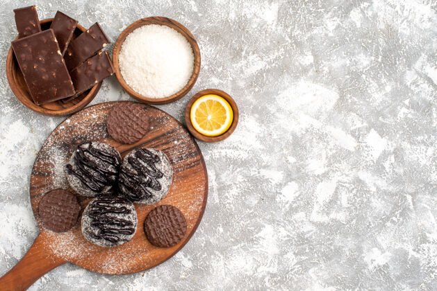 饼干俯瞰美味的巧克力球蛋糕与饼干在白色的表面储蓄饼干糖