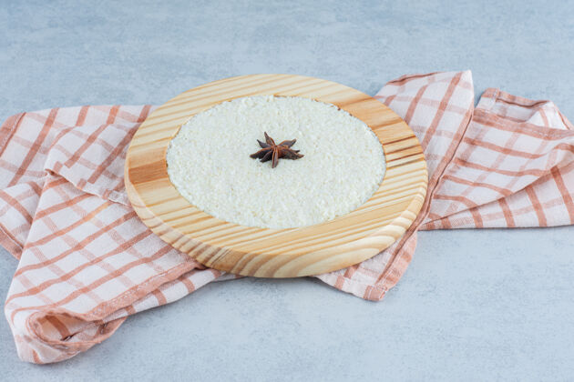 毛巾肉桂燕麦粥放在木板上 毛巾放在大理石上风味配料肉桂
