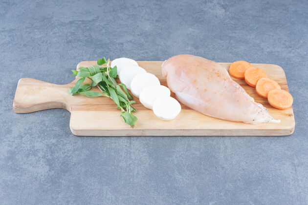 胡萝卜生鸡柳配蔬菜 放在木板上家禽去皮烹饪