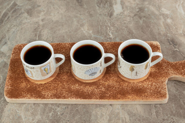马克杯三杯浓缩咖啡放在木板上美味一餐咖啡