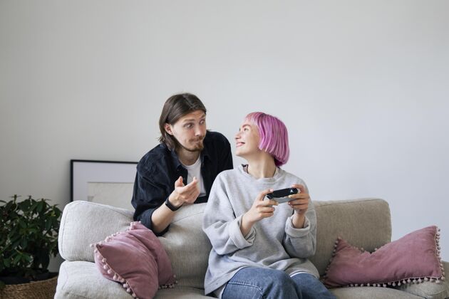 科技年轻夫妇在家玩电子游戏乐趣虚拟在线