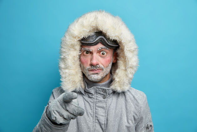 霜冻不高兴的冻僵男子满脸通红 不满地指责你穿外套 因为天气寒冷 准备冬季探险 积极休息指惊喜冬天