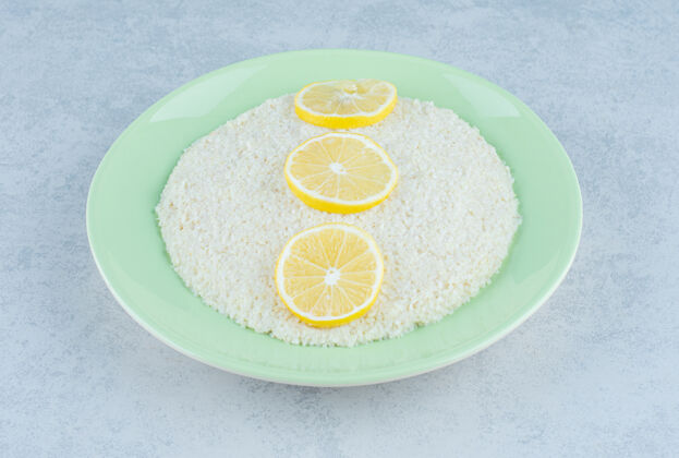 美味三片柠檬排在大理石上的米饭上盘子有机大米
