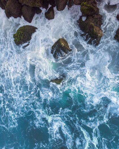 景垂直俯视空中拍摄的波浪蓝色的海洋对岩石美海自然