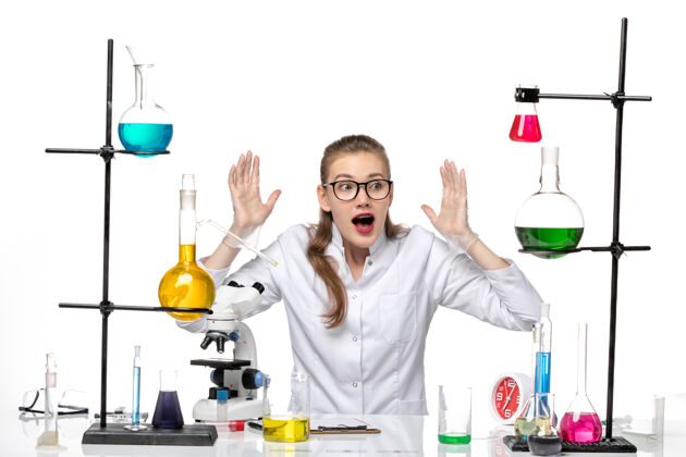 医学前视图穿着医疗服的女化学家坐在白色背景上 化学大流行的冠状病毒人医学化学