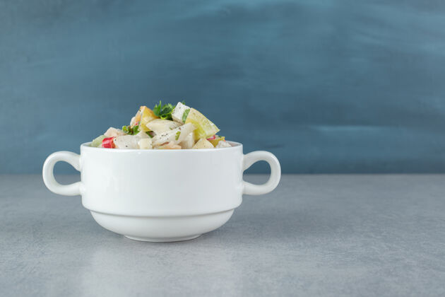 盘子白杯蔬菜水果沙拉午餐剁碎季节