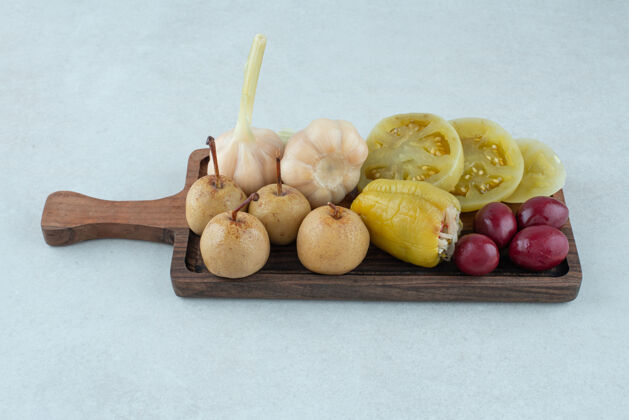 蔬菜各种美味的发酵蔬菜放在木板上西红柿美味大蒜