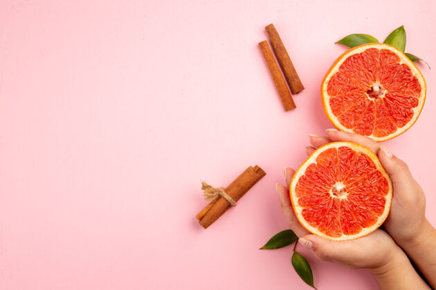 食品美味的葡萄柚水果切片与肉桂粉红表面俯视图果汁醇香新鲜