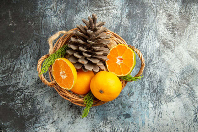 新鲜浅灰色表面上篮子里多汁新鲜橘子的俯视图柑橘里面健康