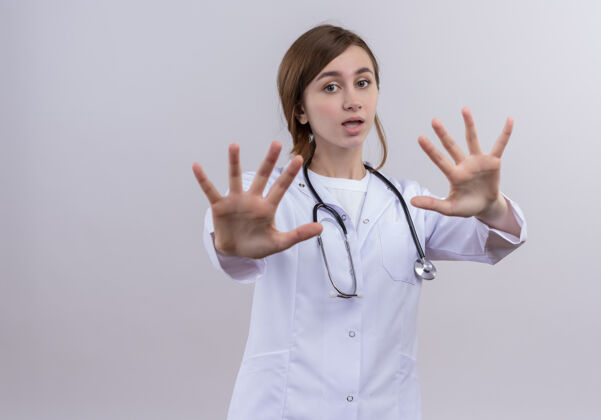 年轻焦急的年轻女医生穿着医用长袍和听诊器 没有做任何手势与复印空间复制听诊器医生
