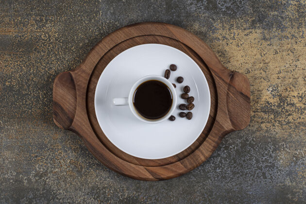新鲜的一杯咖啡豆加咖啡豆放在木板上浓缩咖啡杯子提神