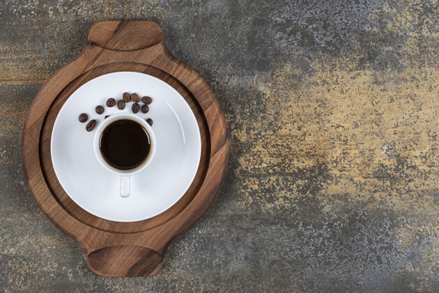一杯咖啡豆加咖啡豆放在木板上咖啡香味液体