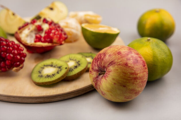 景顶视图新鲜苹果水果 如石榴猕猴桃苹果上的木制厨房板苹果等等灰