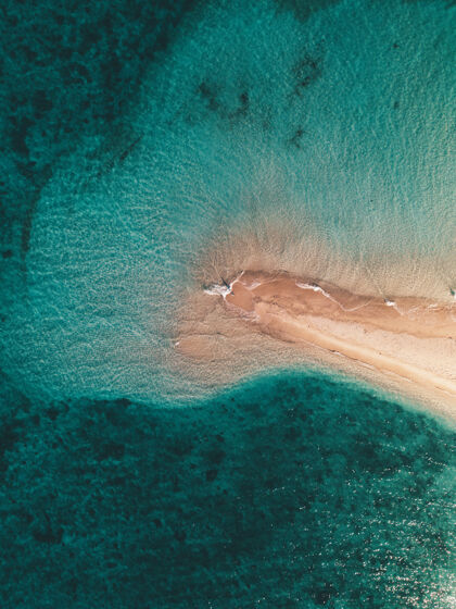 自然海浪拍打沙岛的空中镜头海洋海岸空中