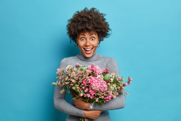 高领毛衣夏明惊讶的黑皮肤女人得到了一束花请浪漫开花