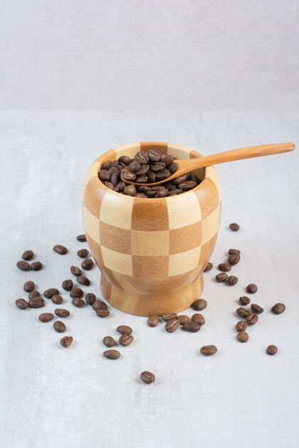 豆用勺子把咖啡豆放在木碗里碗烤味道