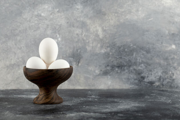 生的一碗白鸡蛋放在大理石表面鸡肉天然新鲜