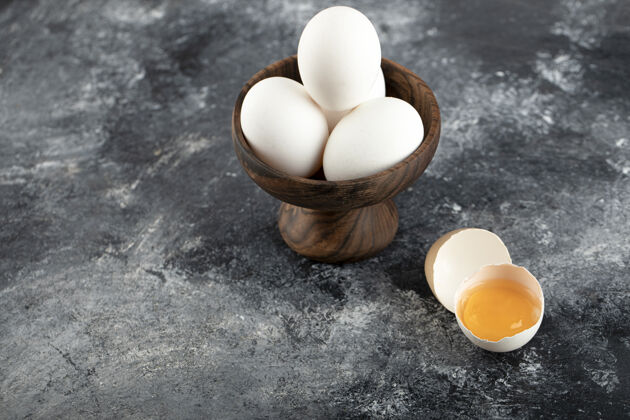 农场一碗白鸡蛋和碎鸡蛋放在大理石表面上鸡蛋蛋黄食品