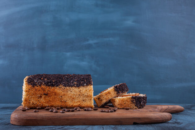 食物大理石背景上的美味海绵蛋糕木板填充面包卷背景