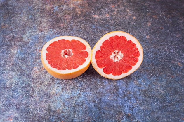 水果半片新鲜葡萄柚放在大理石背景上柑橘切片酸味