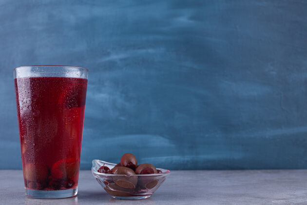 玻璃杯美味的果酱和一杯红茶放在五颜六色的背景上美味水果浆果