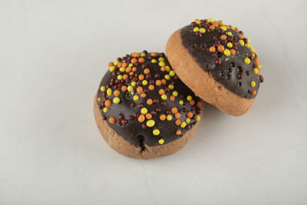 烘焙巧克力甜甜圈和五颜六色的花洒面团零食面包房