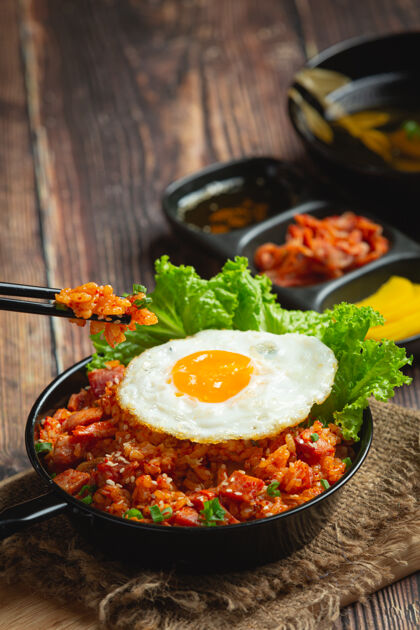 营养韩国菜泡菜炒饭配煎蛋鸡蛋碳水化合物鸡肉