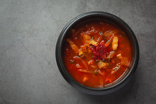 辣椒泡菜jikae或泡菜汤准备在碗里吃滋补调味品营养