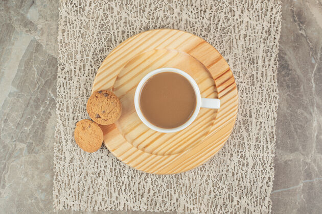 香味在木盘上放一杯咖啡和饼干甜点马克杯
