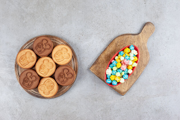 饥饿一碗爆米花糖和装饰饼干放在大理石背景的木制托盘上高品质照片糕点营养糖尿病