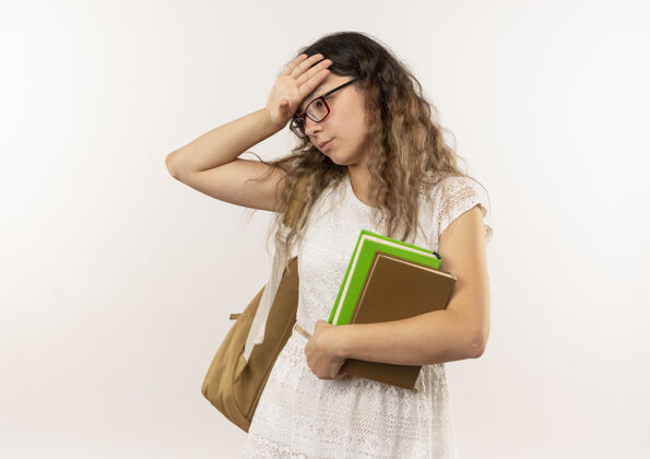 眼镜疲惫的年轻漂亮的女学生戴着眼镜 背着书包 手放在头上 手放在白色背景上 留着复印空间女学生头累了