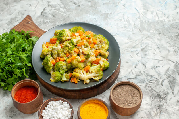 美食健康蔬菜沙拉不同调味料和白色桌子上一串绿色的水平视图肉类沙拉香料
