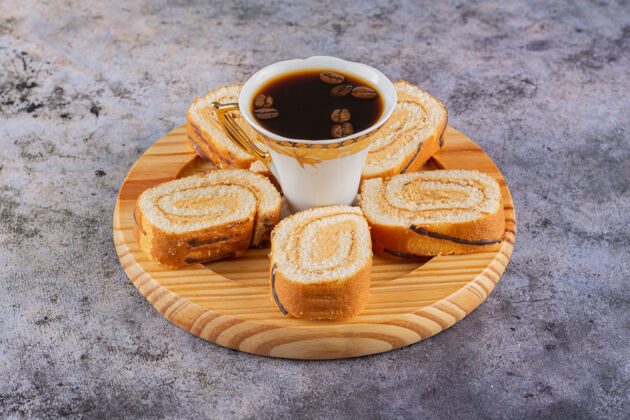 传统新鲜蛋糕卷与咖啡杯的特写照片美食美味薯片