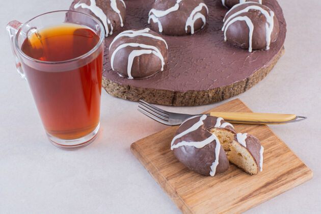 大块特写照片巧克力饼干与茶的灰色自制糖颜色