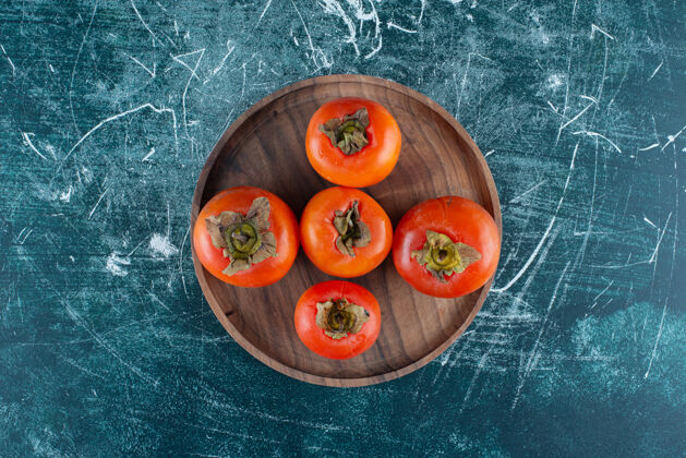 农业美味的熟柿子放在木盘上成熟料理水果